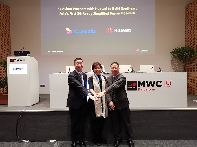 From right to left: Richard Jin, President of Huawei Transmission & Access Product Line; Ms. Yessie Dianty Yosetya, CTO of XL Axiata; Kevin Huang, CMO of Huawei Transmission & Access Product Line