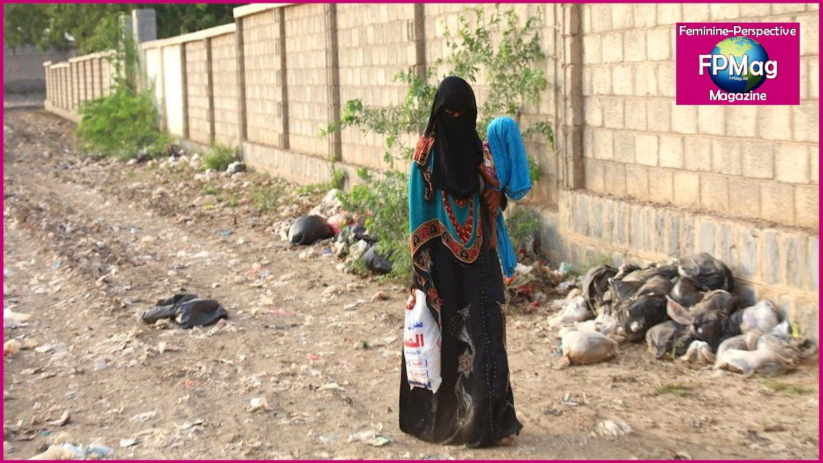 Yemen woman with malnourished child seeks medical help.
